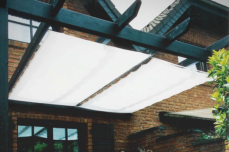 Pergola se sluneční plachtou jako systém stínění