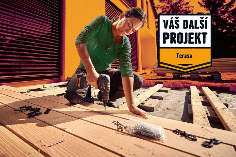 Žena pracuje s akumulátorovým šroubovákem na dřevěné terase, v pozadí dřevo a nápis Váš další projekt Terasa