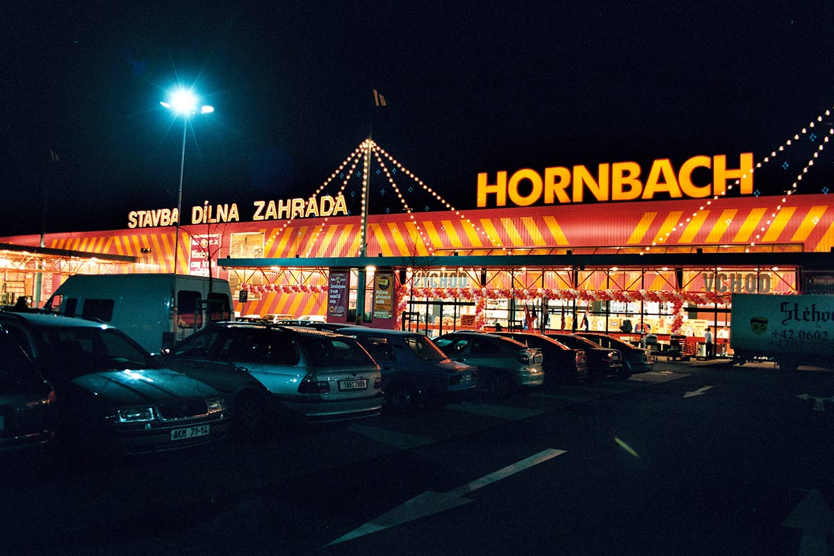 HORNBACH hobbymarket v noci s parkovištěm