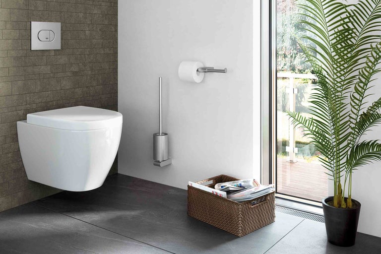 Moderní koupelna se závěsným WC, WC kartáčem a košem na časopisy