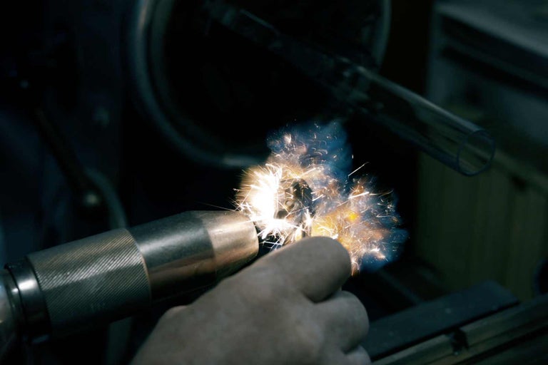 Obrábění kovu se soustruhem a jiskrami