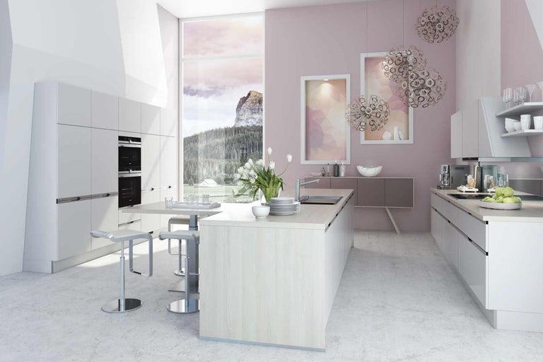 Moderní kuchyně s kuchyňským ostrovem, barem a vestavnými spotřebiči.