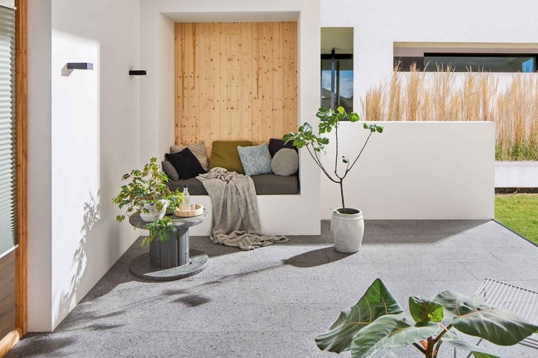 Terasa s posezením, ozdobné polštáře, stolek na květiny a výsadba