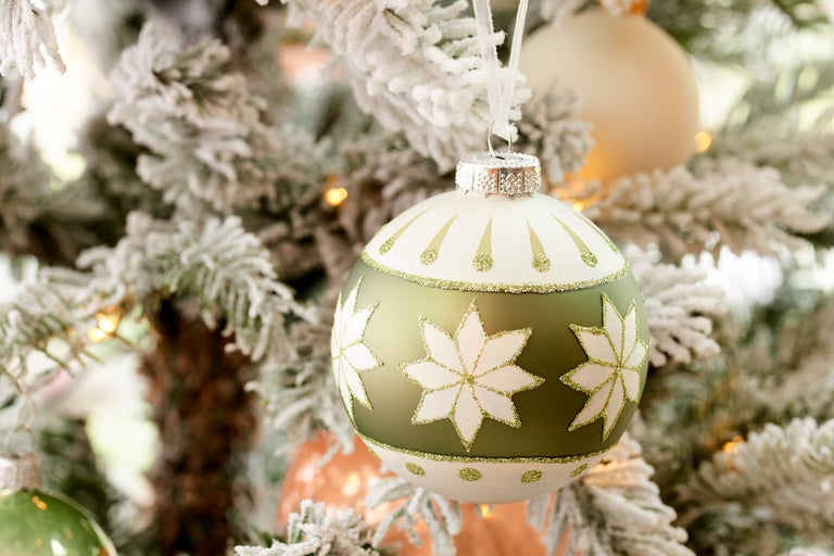 Vánoční ozdoba s hvězdami na vánočním stromku