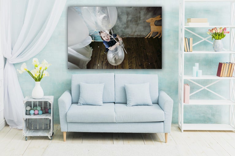 Dekorace obývacího pokoje s plátnem, pohovkou a knihovnou pro světlou a přátelskou atmosféru