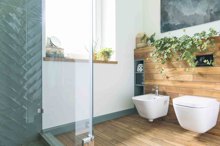 Světlá koupelna s bidetem, toaletou a dřevěnými prvky