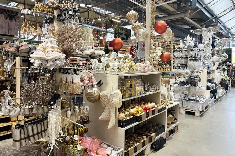 Široký výběr vánočních ozdob v prodejně Hornbach, včetně koulí a závěsů.