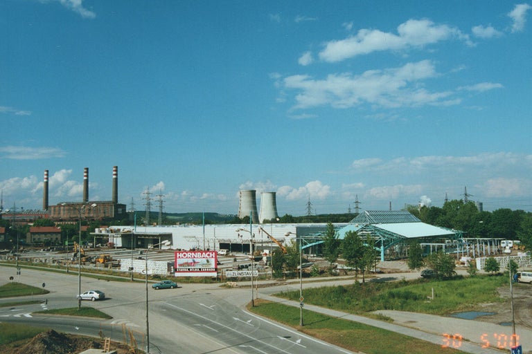Pohled na stavbu obchodu Hornbach s průmyslem v pozadí
