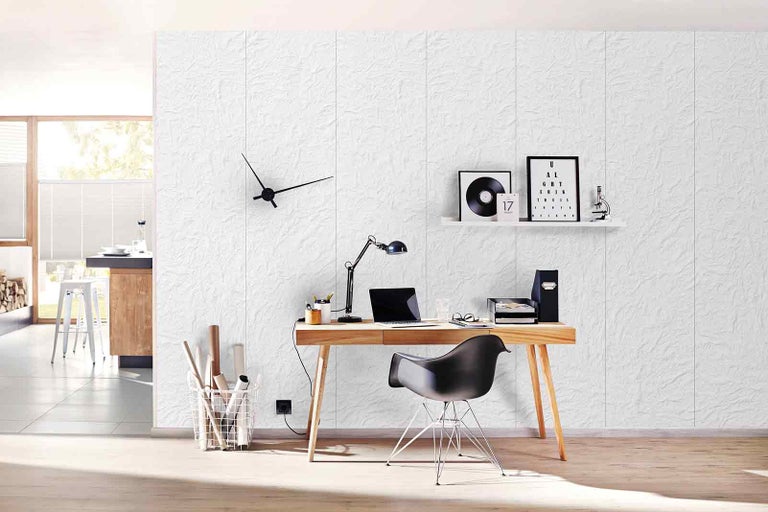 Kancelář se stolem a nástěnnými panely se vzhledem mramoru