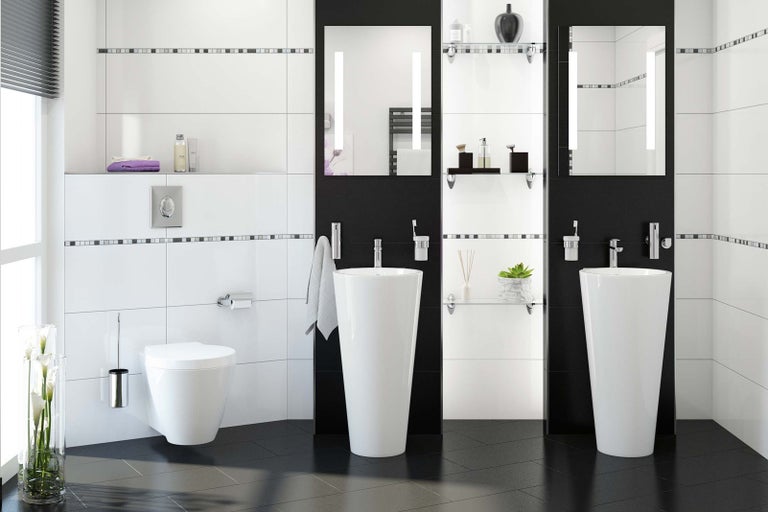 Moderní koupelna s toaletou, umyvadlem a zrcadlem