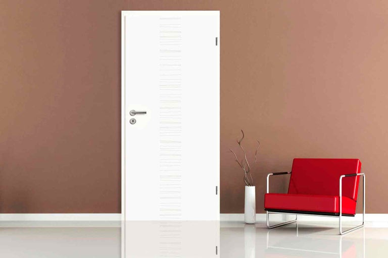 Bílé interiérové dveře s vodorovnými designovými prvky v místnosti s červeným křeslem
