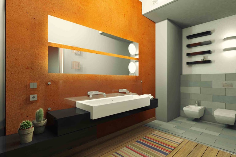 Moderní koupelna s umyvadlem, zrcadlem a toaletou