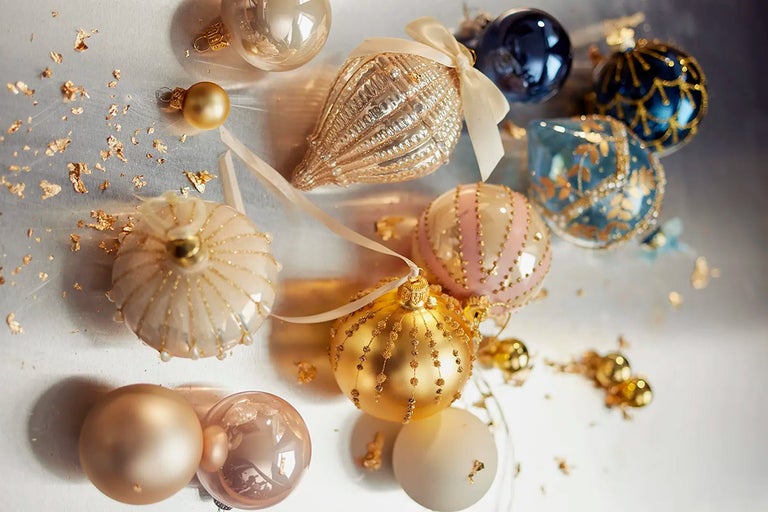 Dekorativní vánoční koule v různých provedeních a barvách
