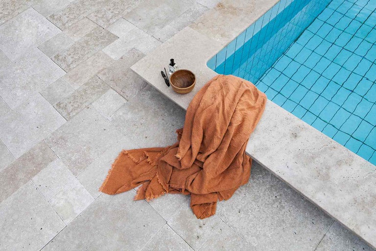 Jak upravit terén kolem bazénu