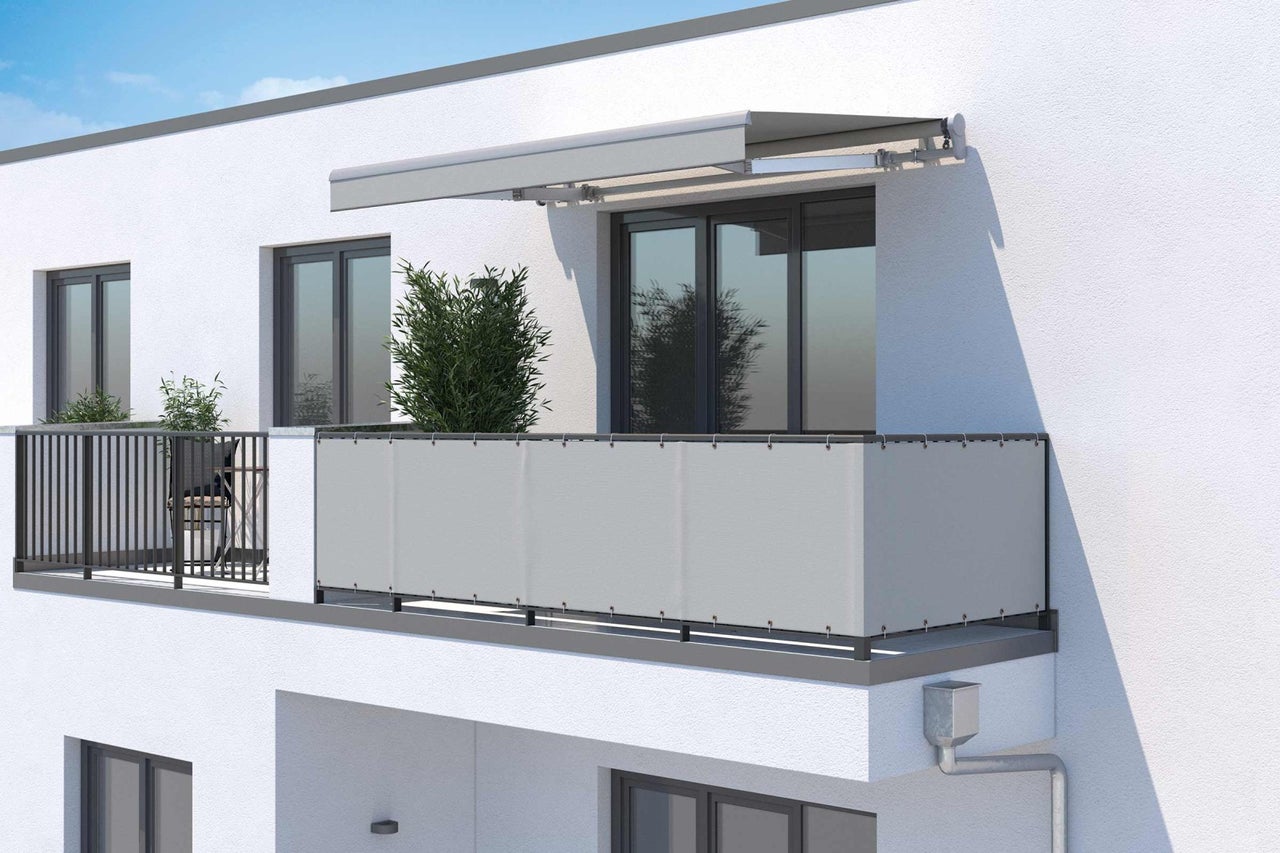 Balkon s markýzou a zástěnou pro soukromí