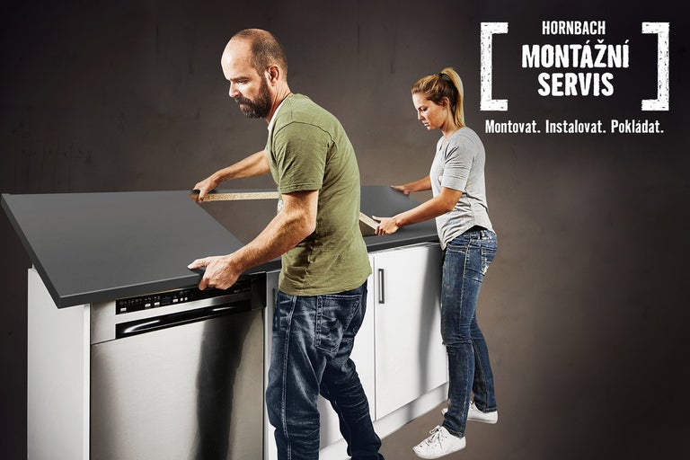 Muž a žena montují kuchyňskou desku v rámci montážního servisu Hornbach.
