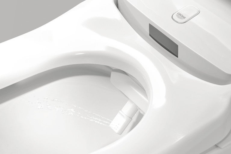 Detailní pohled na sprchovací toaletu se sprchovacím ramenem a logem Grohe.