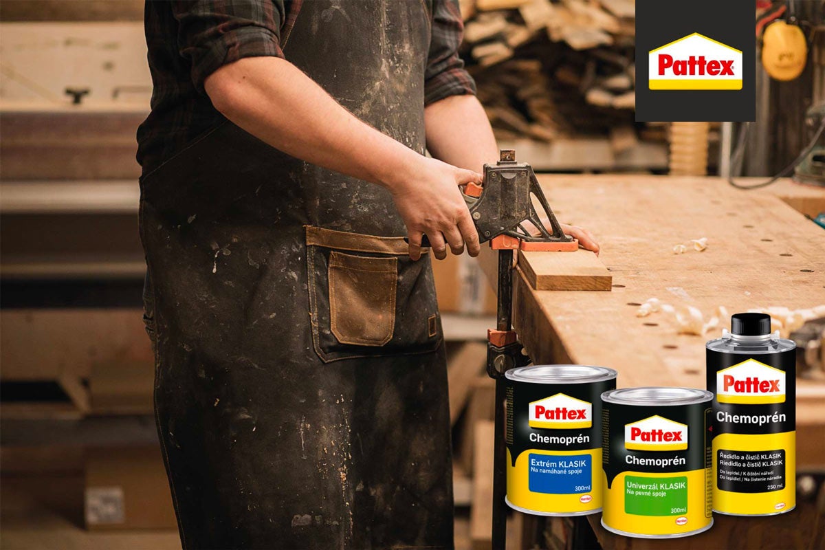 Řemeslník upevňuje dřevo svorkou, lepidla Pattex Chemopren v popředí, logo Pattex