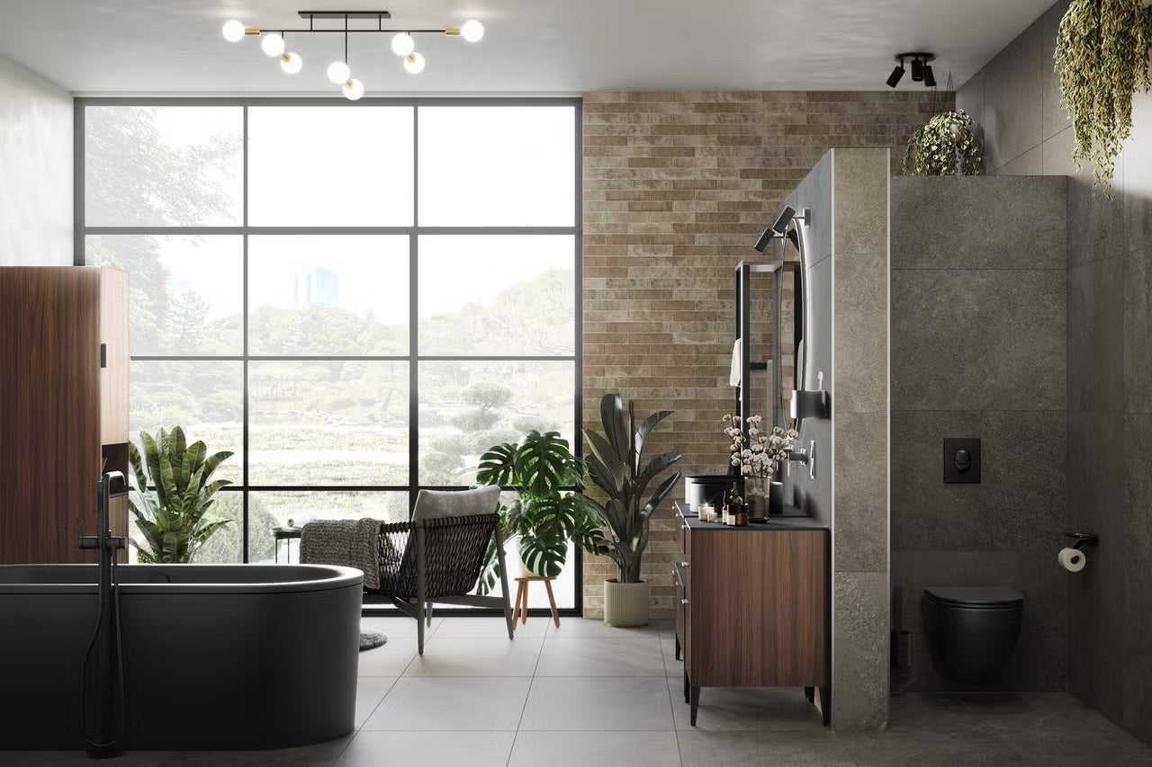 Koupelna s vanou, umyvadlem, toaletou a velkým oknem