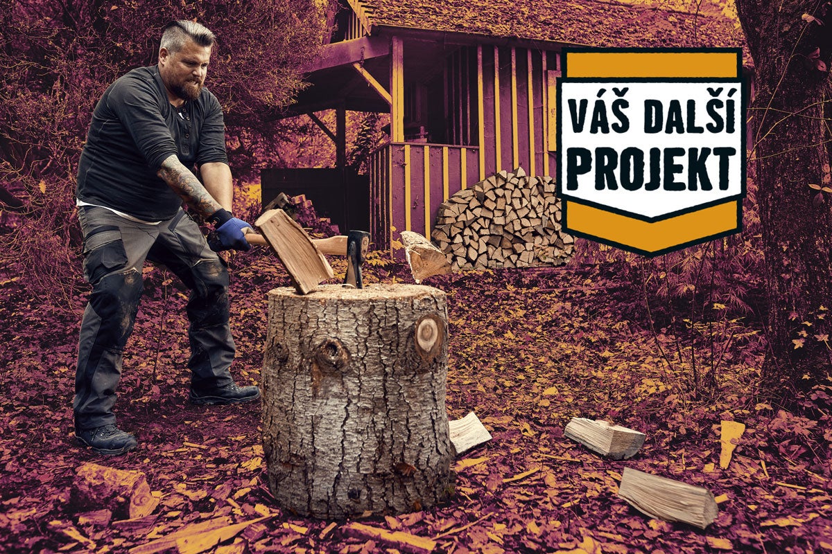 Muž štípe dřevo sekerou na špalku před zahradním domkem s hromadou dřeva, spolu s odkazem na projekt.
