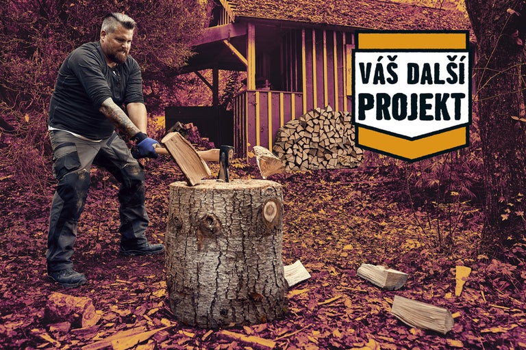 Muž štípe dřevo sekerou na špalku před zahradním domkem s hromadou dřeva, spolu s odkazem na projekt.