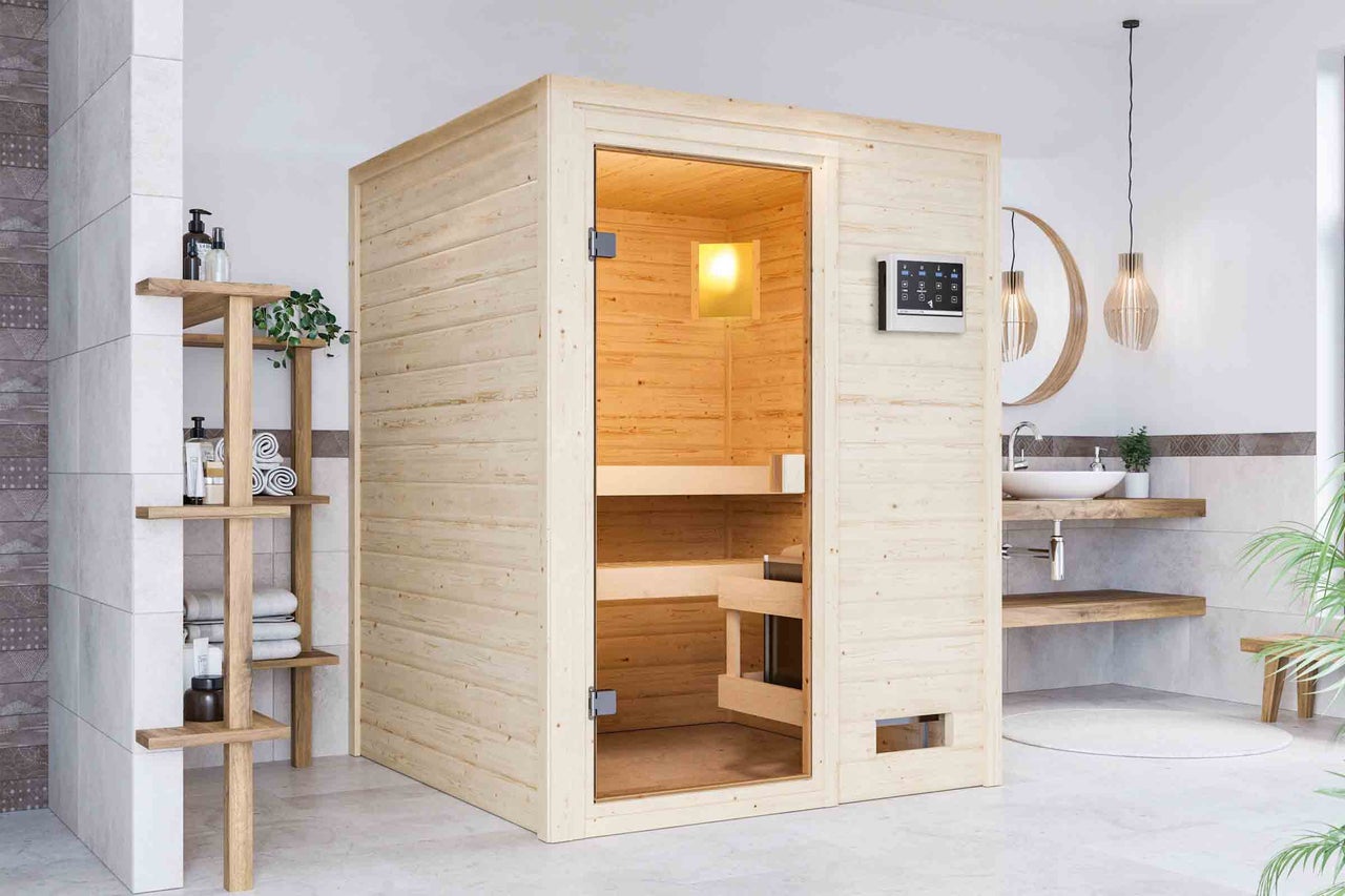 Sauna ze dřeva se skleněnými dveřmi v koupelně