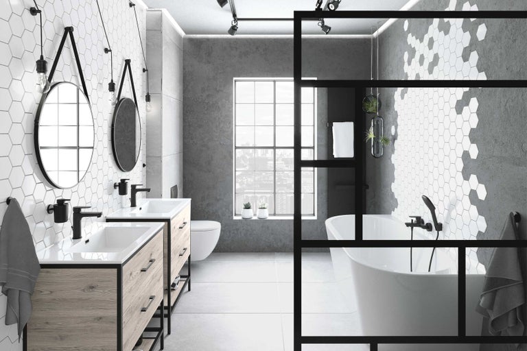 Moderní koupelna s dvojitým umyvadlem, volně stojící vanou a zdí se šestiúhelníkovými dlaždicemi