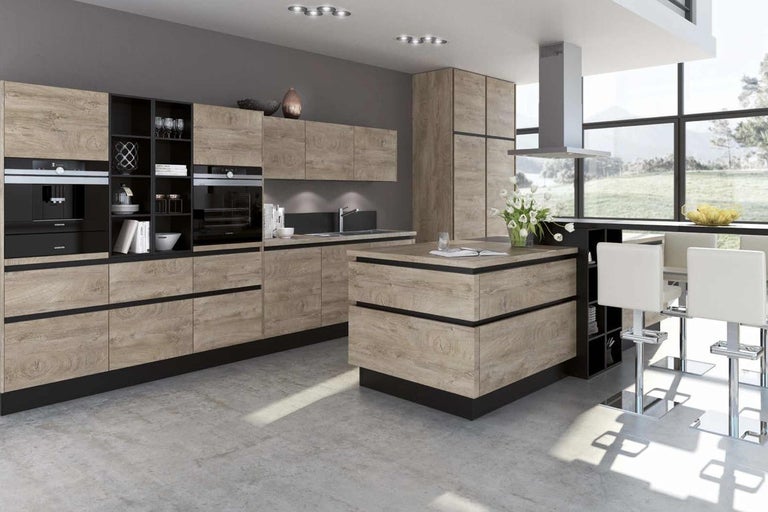 Moderní kuchyně s kuchyňským ostrovem a dřevěnými čely