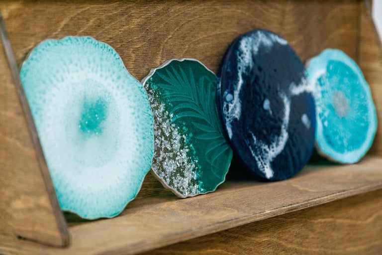 Dekorativní podložky z umělé pryskyřice na dřevěné polici