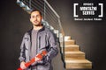 Řemeslník drží vodováhu před schodištěm, v pozadí montážní servis Hornbach