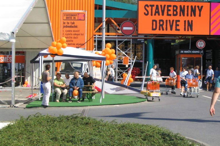 Exteriér obchodu pro kutily s drive-in pultem