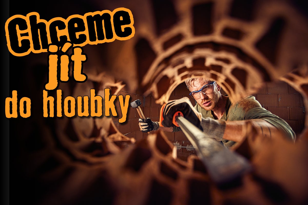 Muž s ochrannými brýlemi a kladivem hledí skrz kulatý otvor v cihlové zdi. Nápis Chceme jít do hloubky.