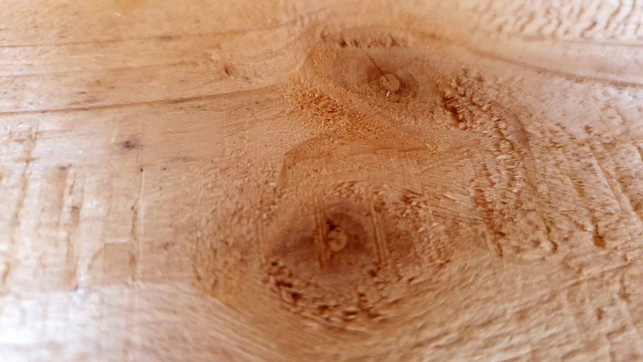 Detail dřeva se sukem