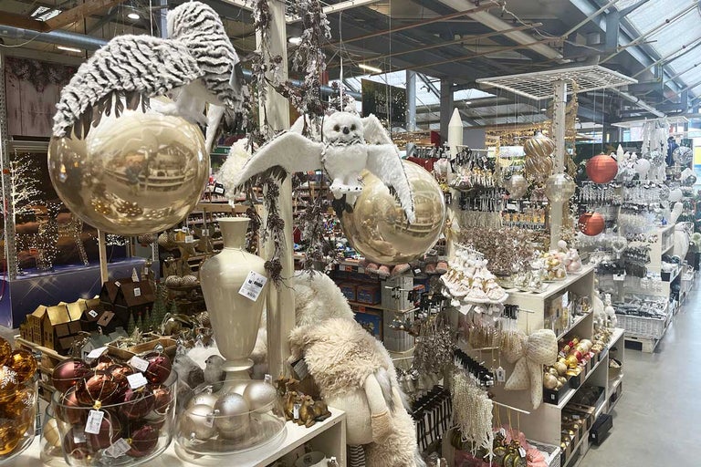 Dekorace s ozdobami a plyšovými zvířaty v obchodě pro kutily