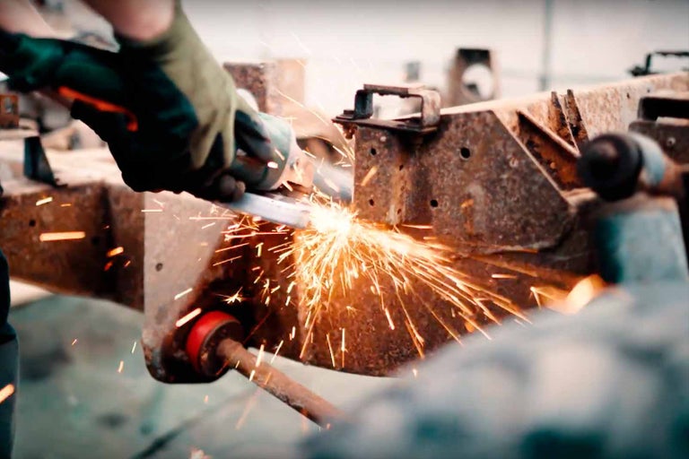 Opracování kovu úhlovou bruskou na kovovém obrobku