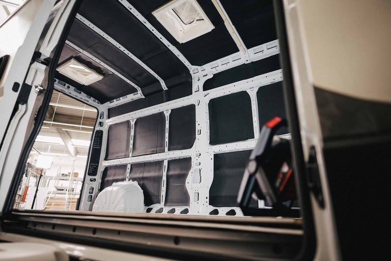 Interiér dodávky s izolačním materiálem na stěnách a stropě