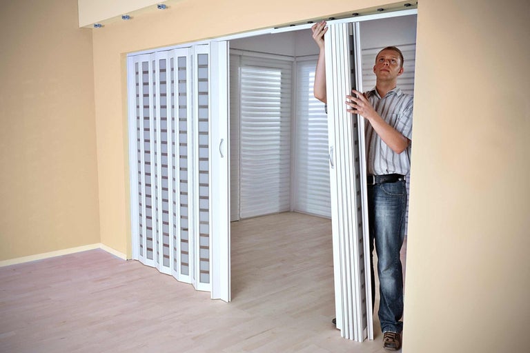 Jak namontovat shrnovací dveře