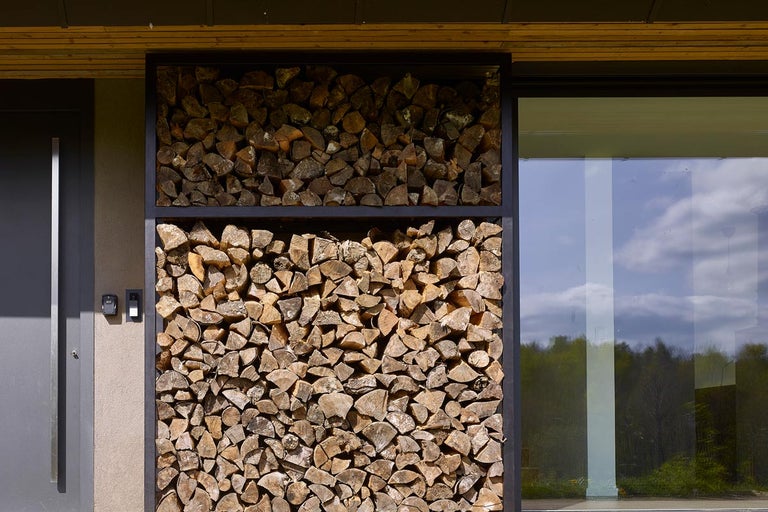 Hromada polen u stěny domu