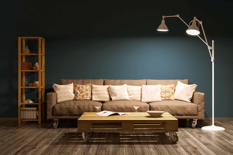 Obývací pokoj s pohovkou, dřevěným stolem a stojací lampou