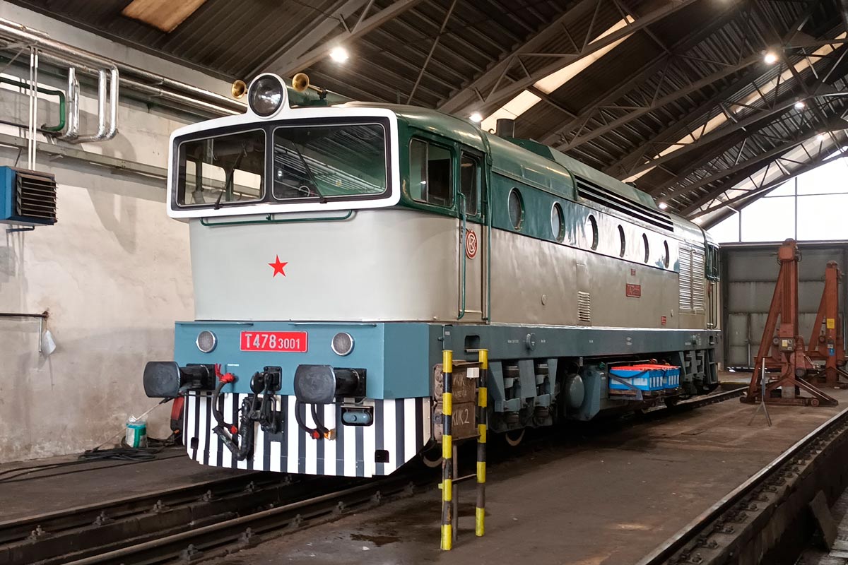 Diesel hydraulická lokomotiva T478.3001 na odstavné koleji