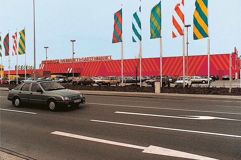 Historický snímek hobbymarketu a zahradnictví Hornbach s parkovištěm a příjezdovou cestou