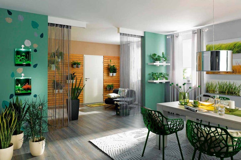 Obývací pokoj s jídelním stolem, židlemi, rostlinami a akvárii