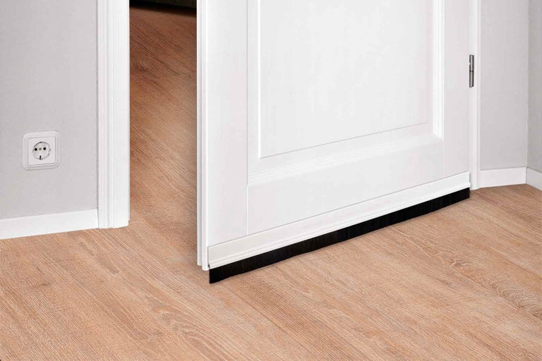 Dveře s kartáčovým těsněním chránícím před průvanem a hlukem