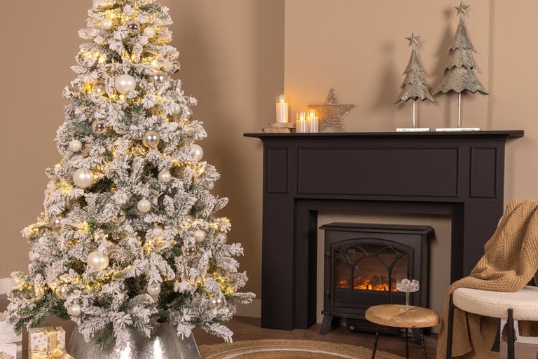 Ozdobný obývací pokoj se zdobeným vánočním stromkem a krbem