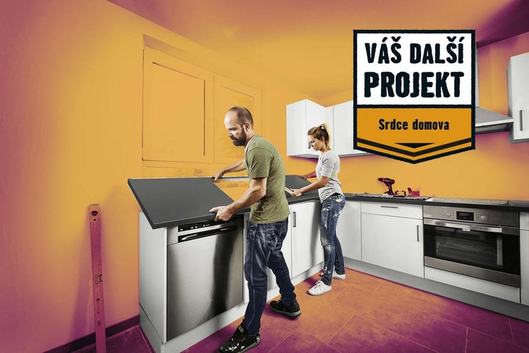 Montáž kuchyně se dvěma lidmi a kuchyňským nábytkem