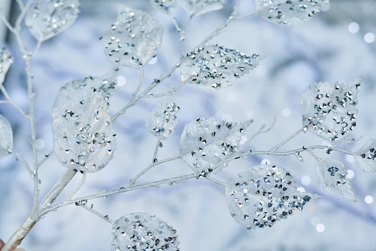 Dekorativní větev s třpytivými listy pro sváteční dekorace