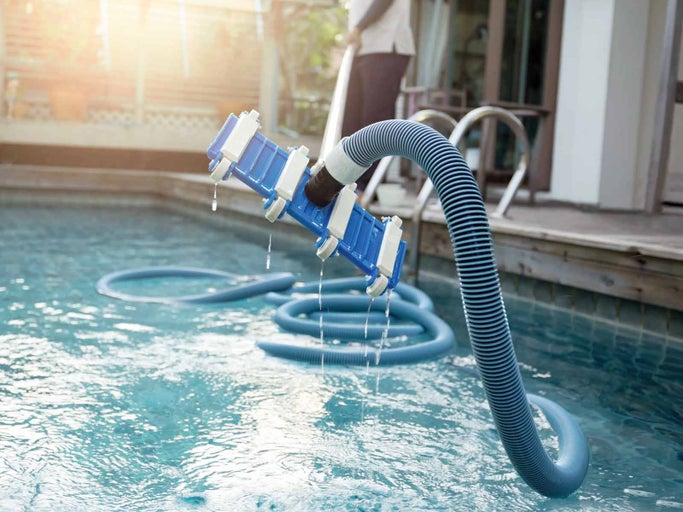 Automatický čisticí systém bazénu s hadicí v bazénu