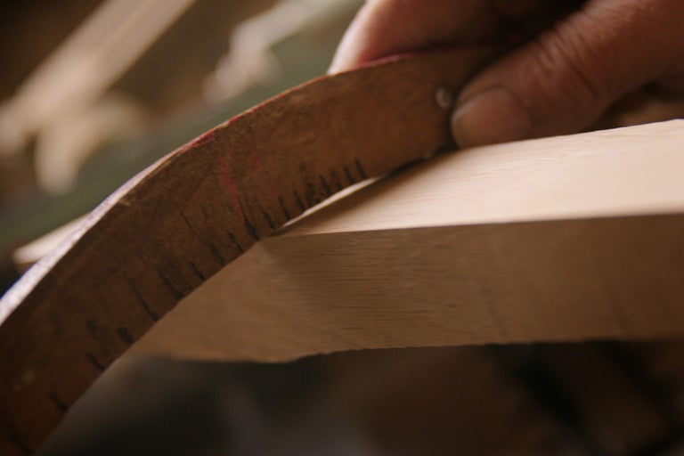 Detailní záběr lupínkové pily při práci se dřevem