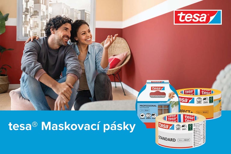 Sortiment maskovacích pásek Tesa s párem v zrekonstruovaném obývacím pokoji