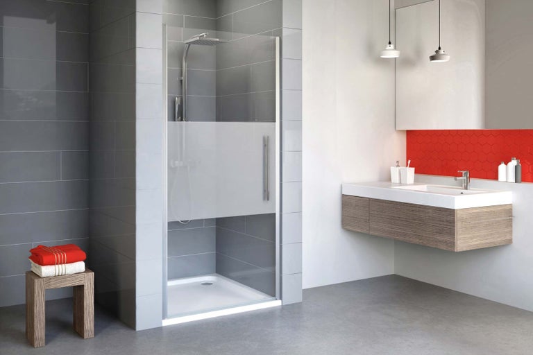 Koupelna se sprchovým koutem, umyvadlem a ručníky